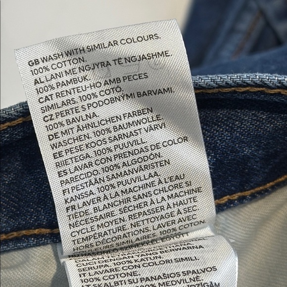 H&M Relaxed Blue Jeans with Classic Denim Texture - Picture 9 of 9